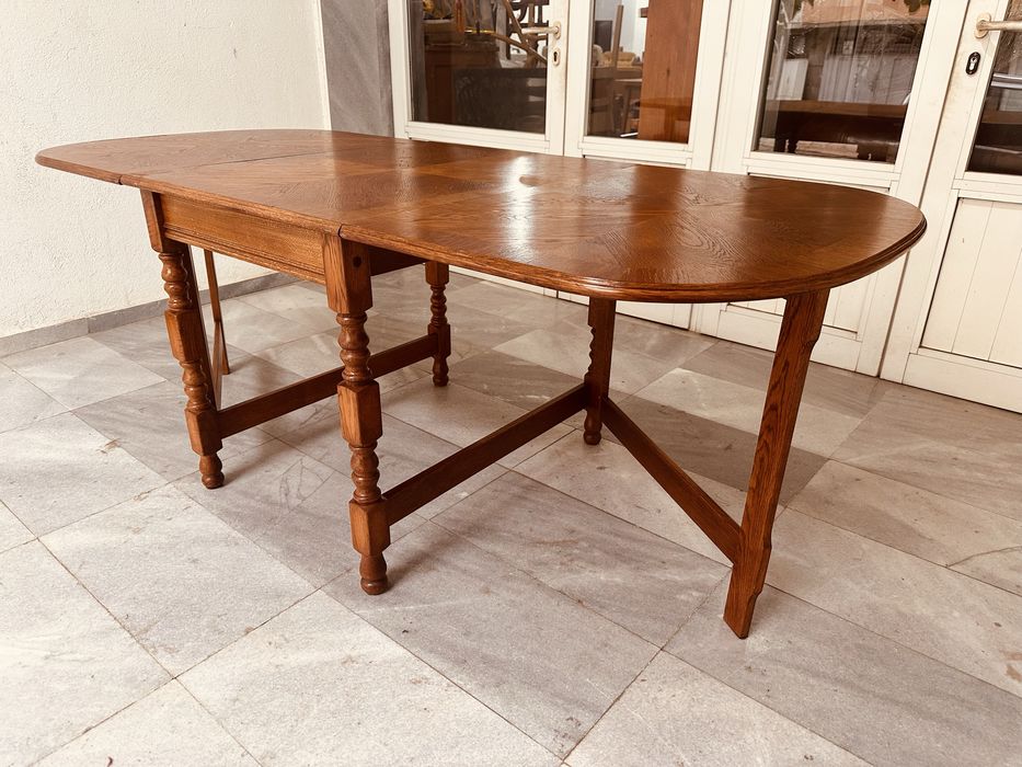 Разтегателна дъбова трапезна маса с падащи плотове