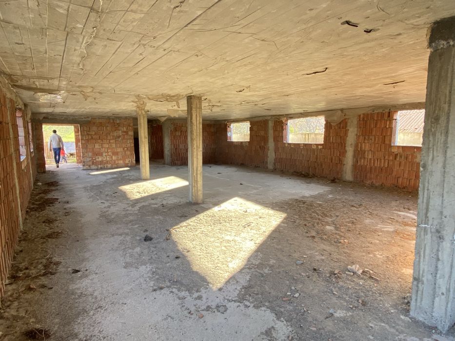 Constructie la rosu pretabil pentru Azil/pensiune 23 camere duble