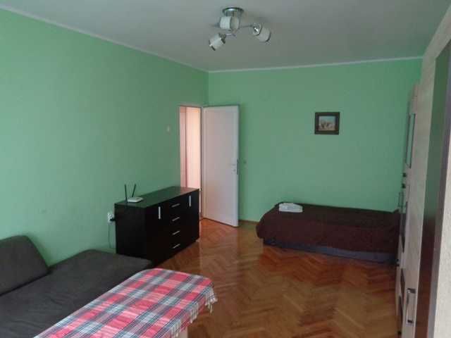 Дава се под наем Тристаен апартамент в Търговище, Център - 68 кв.м за 306 € - Снимка #1