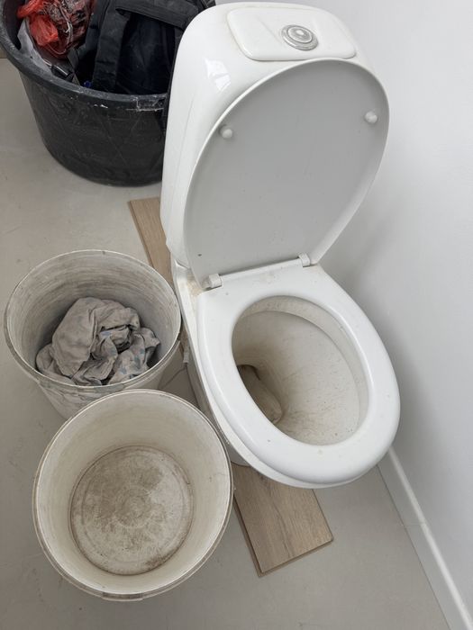 Унитаз продам с бачком