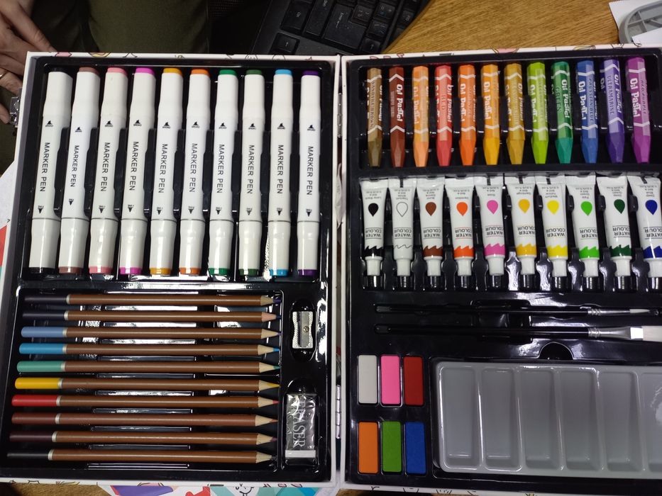 Продам чемодан юного художника.