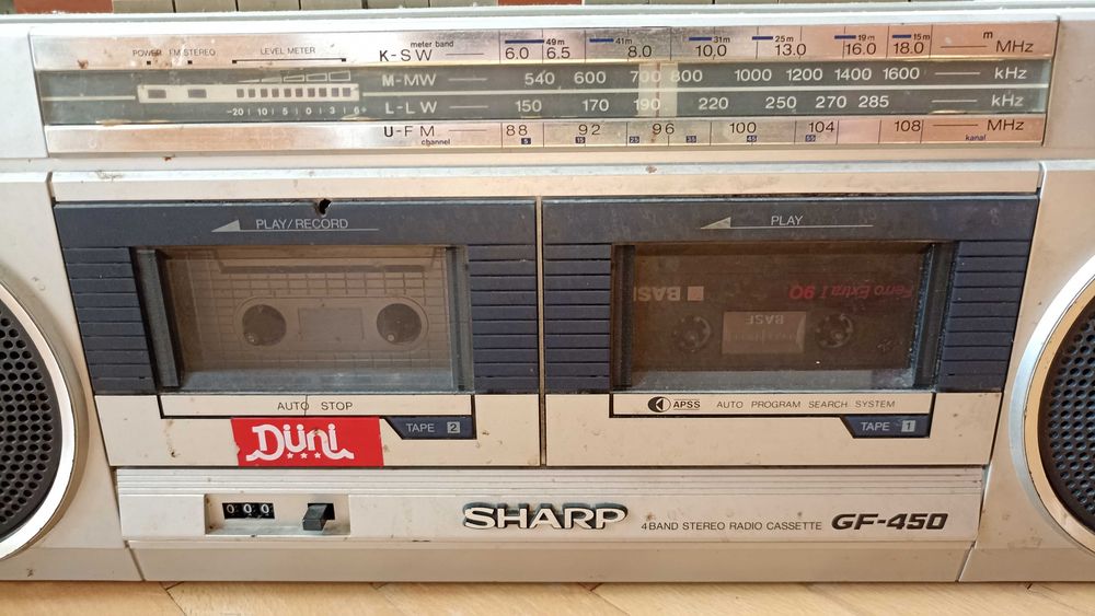 Продавам ретро радиокасетофон Sharp GF-450
