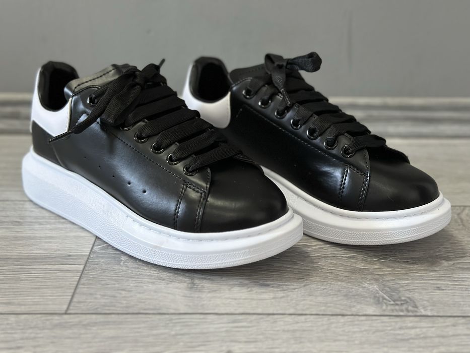 Alexander Mcqueen - Black and White - 40-44 *nu versace , gucci  nike , yeezy , lv , valentino , dior
