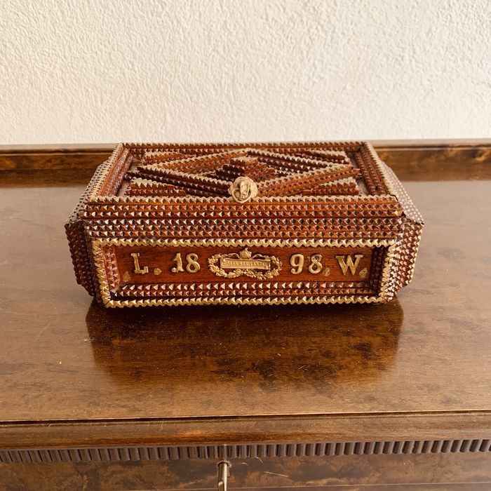 Антикварна “Tramp Box” кутия от 1898 година