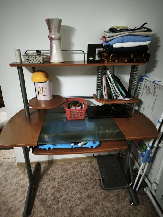 Продам компьютерный стол. Состояние хорошее.