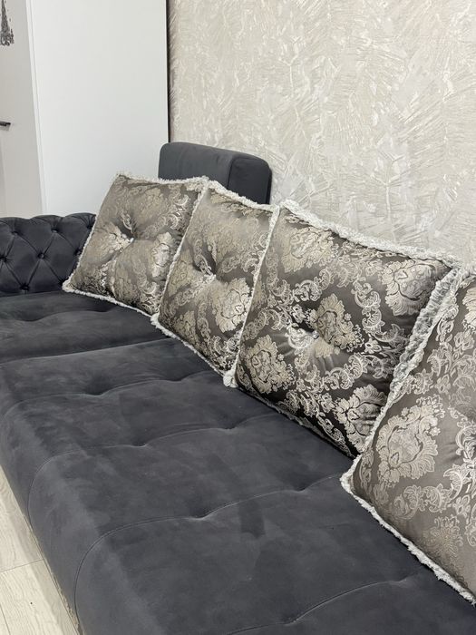 Диван большой , красивый