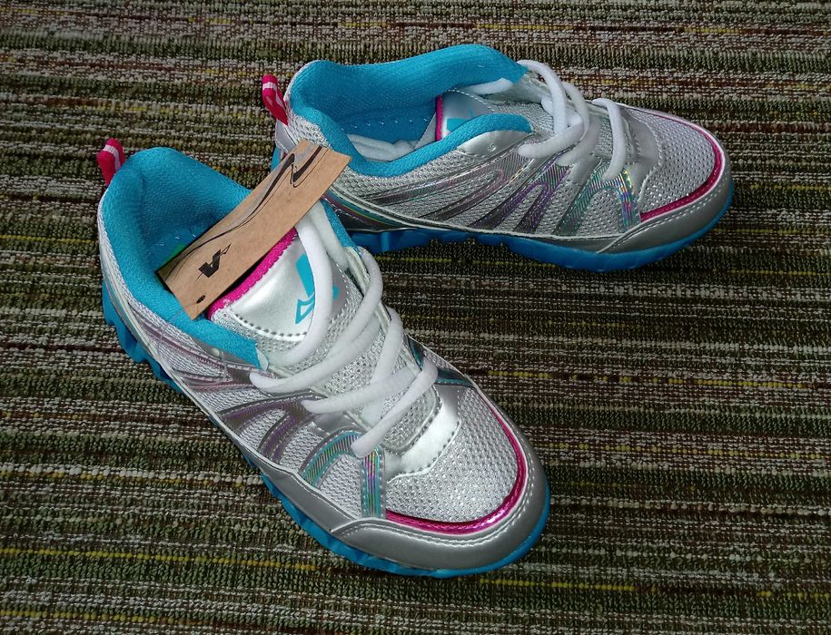 Нови маратонки за момиче, 28 номер