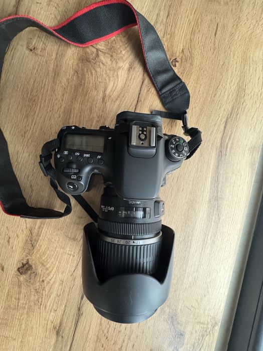 Canon EOS 70D + Canon EF-S 17-55mm f / 2.8 IS USM