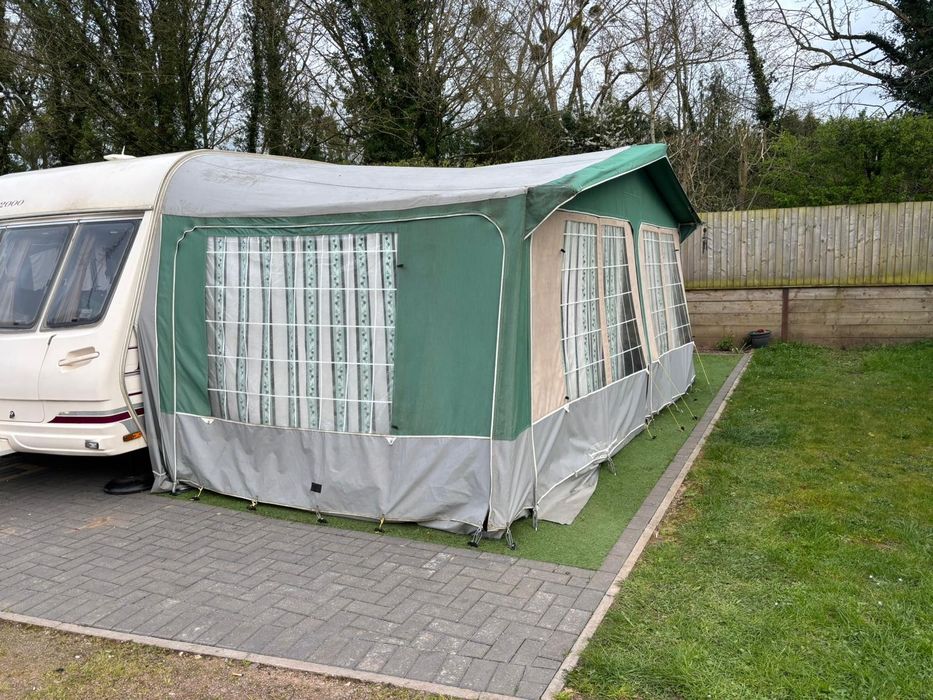 Rulotă Lunar XL2000 525 - 4/5 locuri  - FĂRĂ UMEZEALĂ