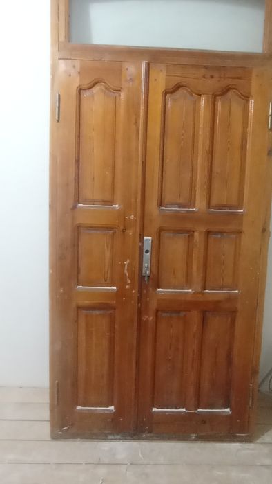 Tahta eshik holati zor laq urilib durubdi churik yoq yaldirab durubdi