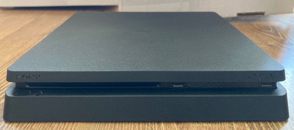 Play Station 4 Slim 500 GB cu 1 Controller, HDMI+ Jocuri
