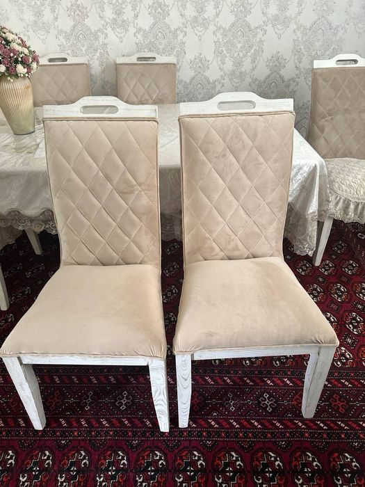 Новые стулья в хорошем состоянии