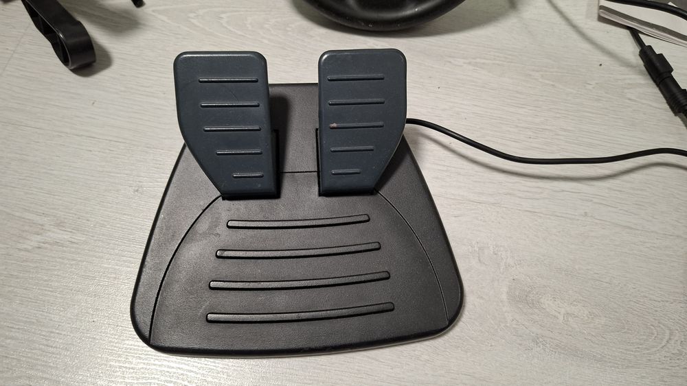 Волан (кормило) + педали за компютърни игри и Sony PlayStation