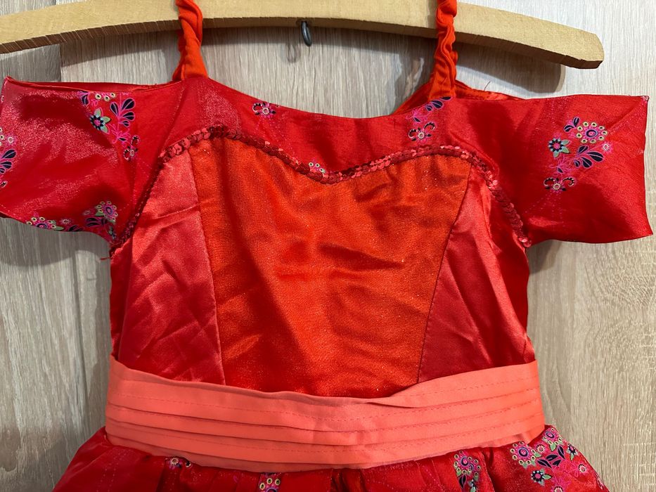 Rochie roșie elegantă pentru o fată. Disney Parks, varsta de 6-7 ani