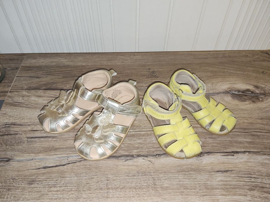 Vând set sandalute