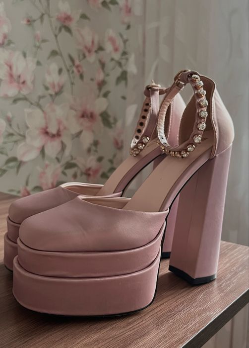 Туфли на высоком каблуке