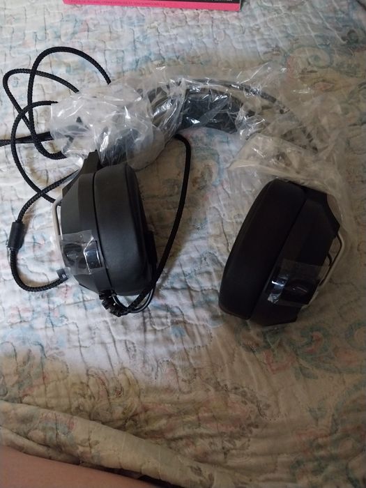 Продаются наушники  новые