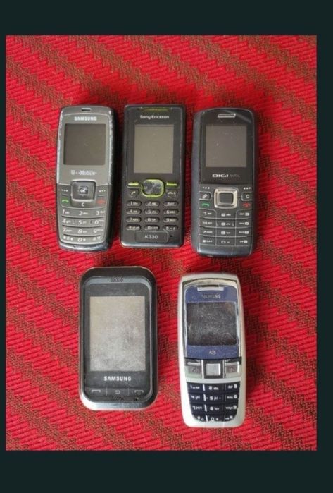 Telefoane pentru piese de schimb, unele sunt funcționale și chiar au baterii încorporate.
