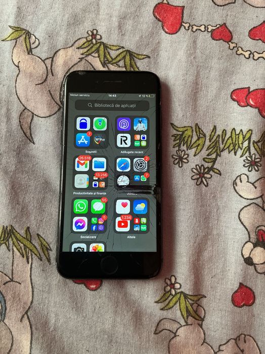 iPhone 11 și un iPhone 7