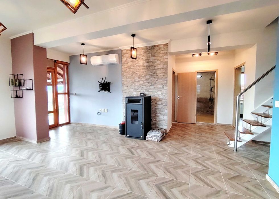 Масивна двуетажна къща в близост до Пловдив от собственик