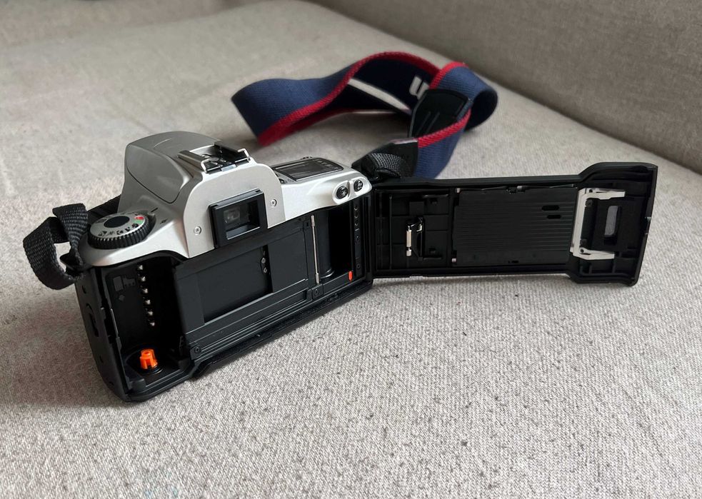 Body Canon EOS 300 (Rebel 2000) pe film 35mm