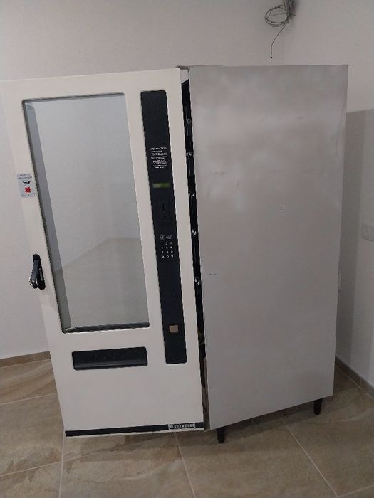 Продавам хладилна вендинг машина за снаксове и напитки