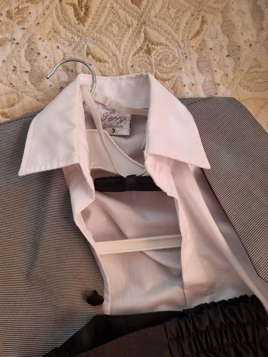 Официален костюм