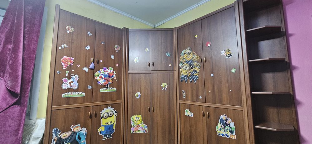 Шкаф угловой коричневый