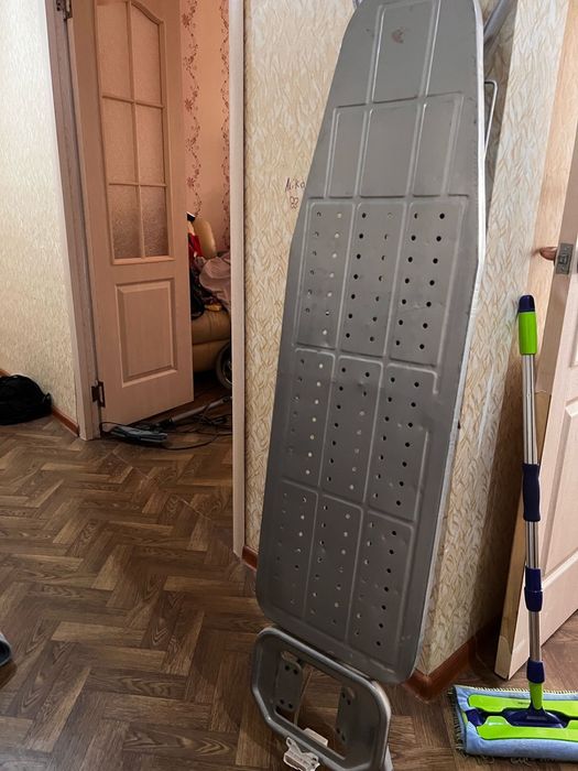 Утюг и гладильная доска