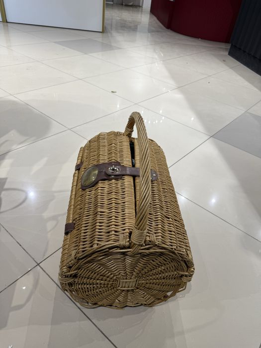 Корзина пикника с посудой