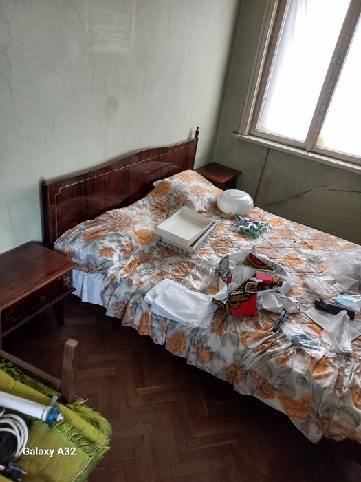 Стара дървена спалня с гардероб , тоалетка и две шкафчета