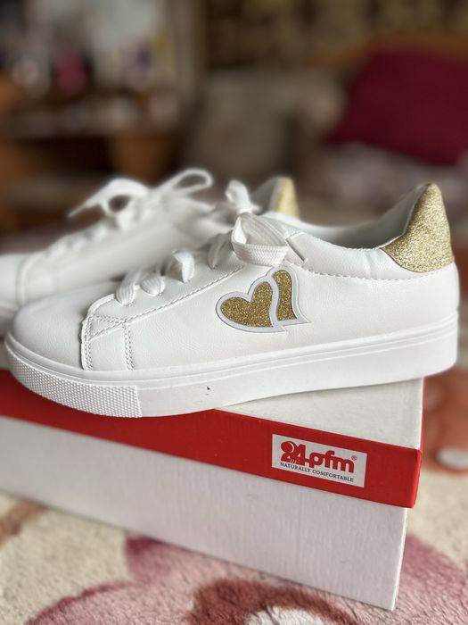 Кроссовки на весну р36