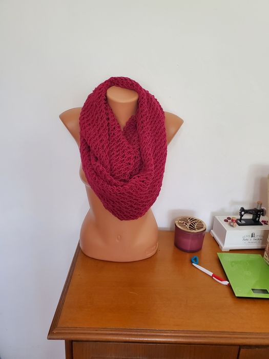 Ръчно плетен дамски кръгъл шал.