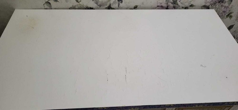 Белый стол с ящиками