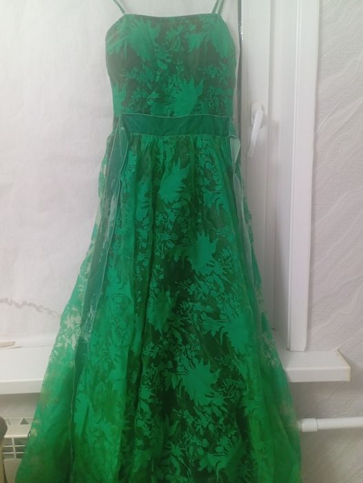 Продам платья вечерние. Размер 42