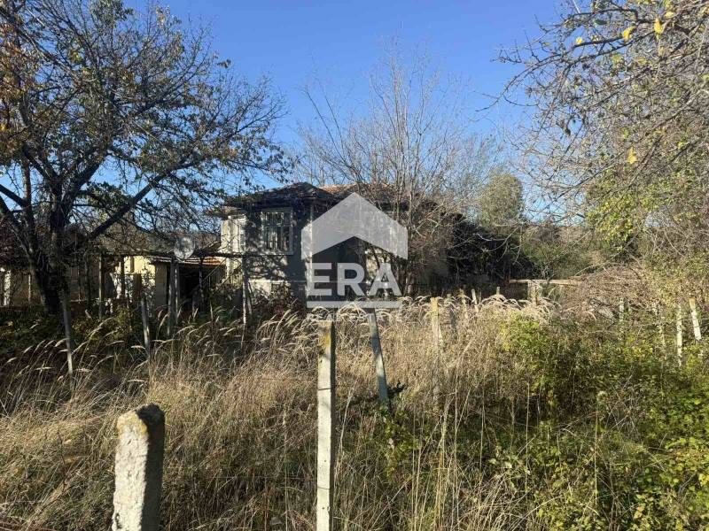 Голям парцел със законна къща за продажба, в близост до центъра на с.