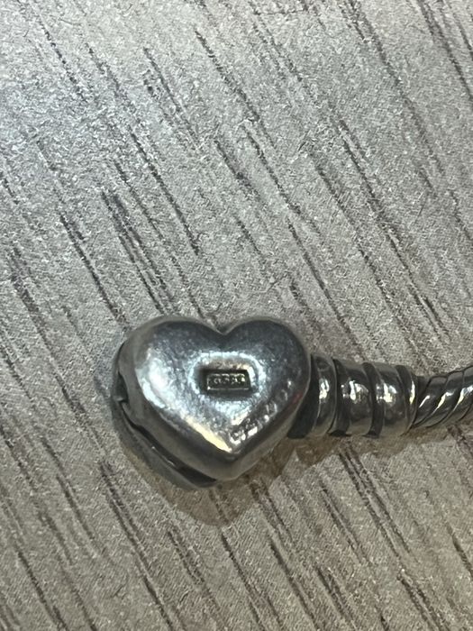 оригинална Pandora Moments гривна със златно сърце (модел 599380C00).