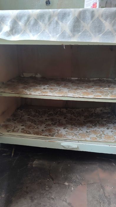 Стол для кухни и диван