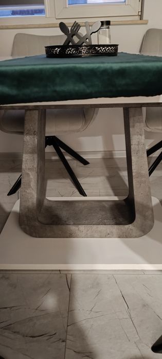 Трапезна разтегателна маса в бяло със светло сиво