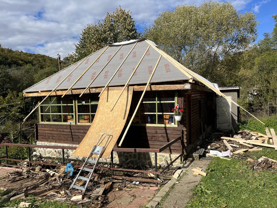 Montaj reparații acoperisuri dulgherie hidroizolații velux