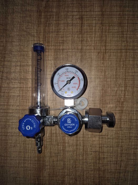 Медицински редуцир вентил с ротаметър и овлажнител