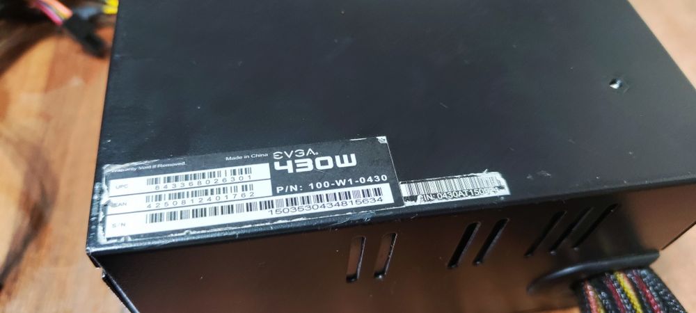 Продавам работещо захранване Еvga 430W