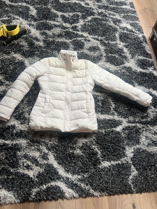 Зимно яке много дебело прпе джинс.има малка забележка затова го пускам