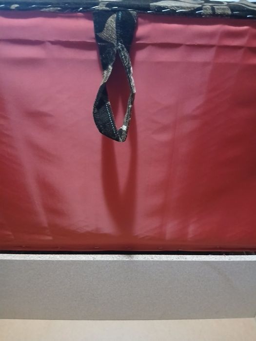 Canapea extensibilă , transformabilă in pat , care poate fi folosită si ca fotoliu . 700 lei negociabil .