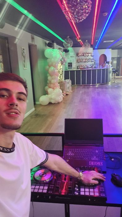 Dedicații Fara Numar Dj Eveniment Majorat Sonorizare Fotograf