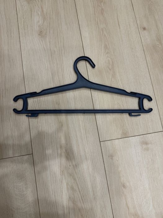 Набор вешалок много
