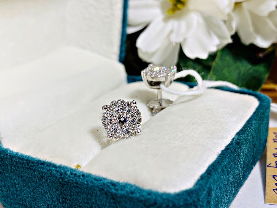 Изящные золотые серьги модели «Пусеты» с бриллиантами