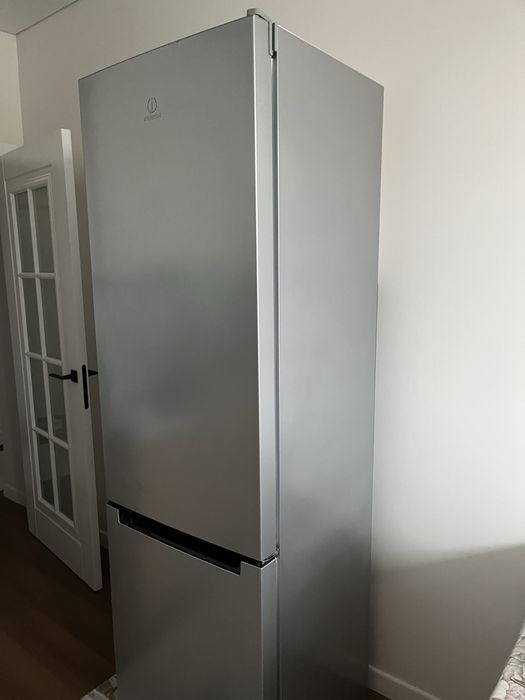 Продам холодильник Indesit