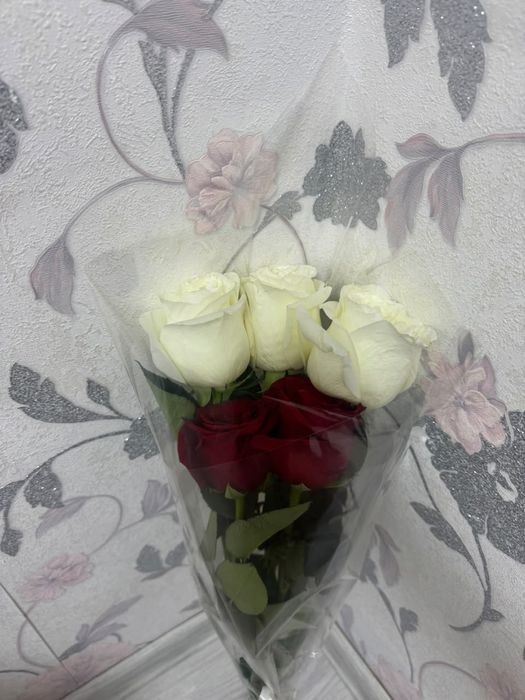 Букет из свежих роз (белые и красные)