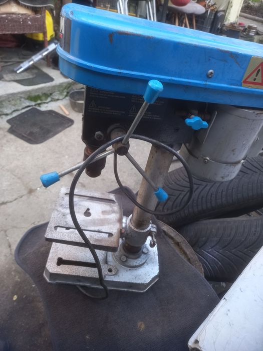 Продавам  настолна бор машина